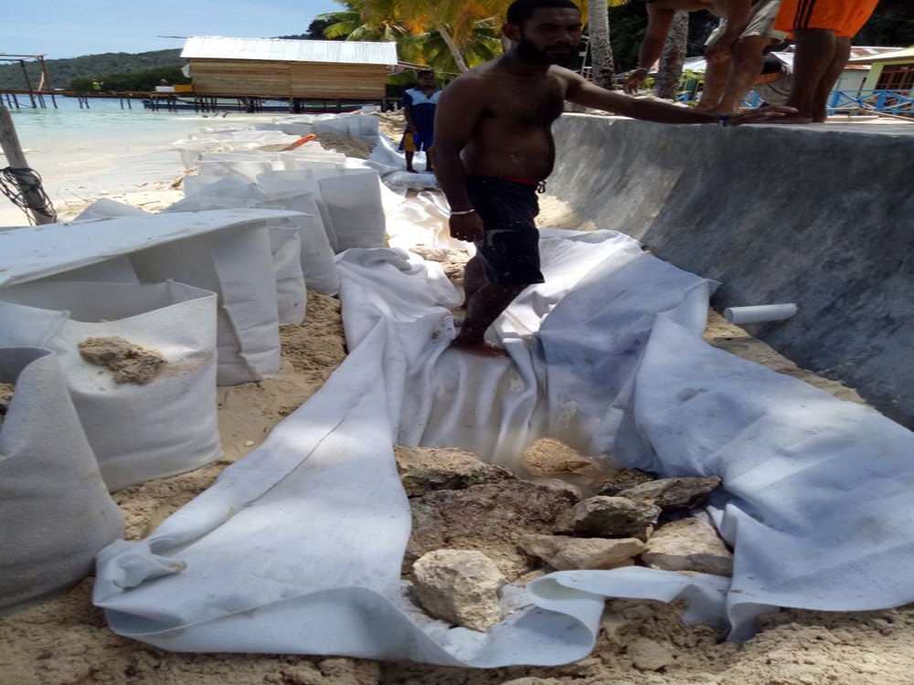 pemasangan geobag di papua